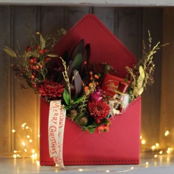 Boîte à fleurs enveloppe rouge