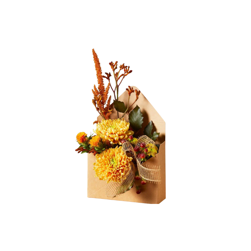 Boîte à fleurs enveloppe kraft, composition automnale Boîte à fleurs enveloppe kraft, composition automnale