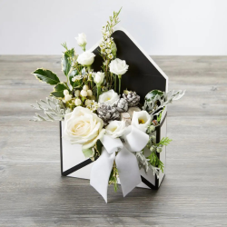 Boîte à fleurs enveloppe blanc et noir